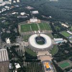 Das Olympiastadion aus der Luft fotografiert mit dem Maifeld