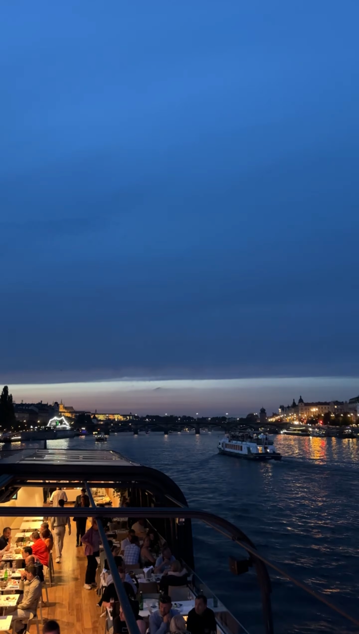 Schifffahrt mit Buffet abends auf der Donau